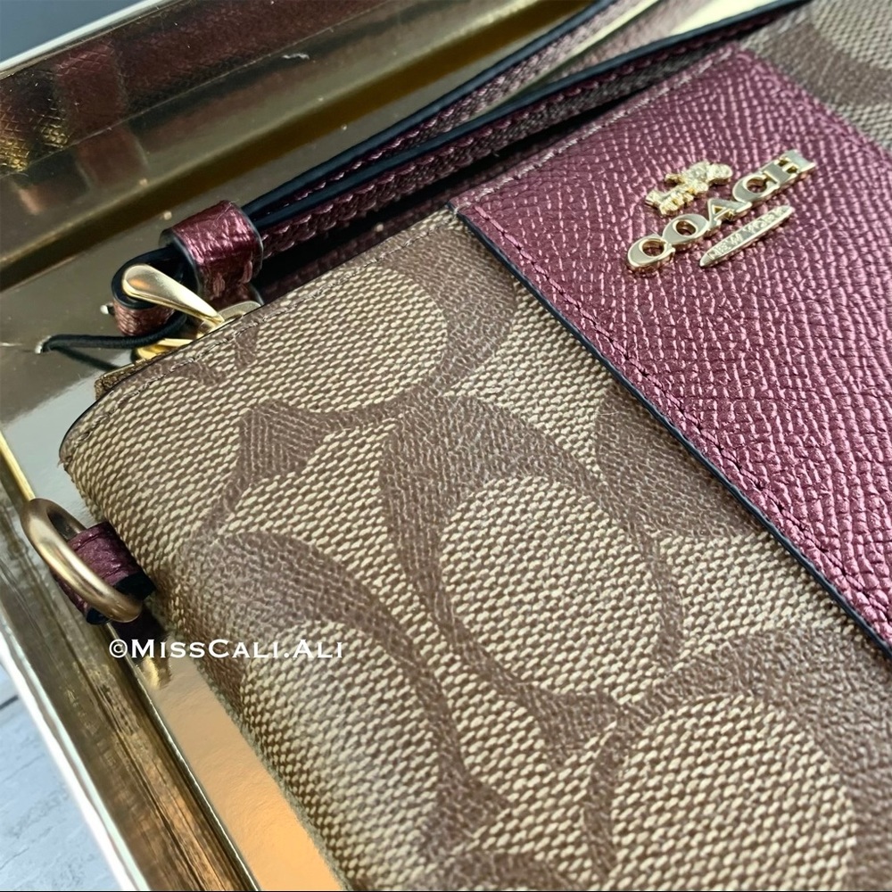 NWT COACH Corner Zip Wristlet Signature Canvas Bag Box - Picture 3 of 15